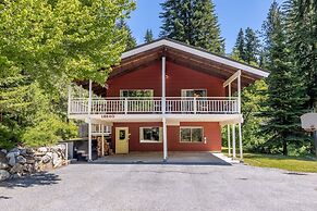 Maple Leaf Lodge 3 Bedroom Home by NW Comfy Cabins by RedAwning