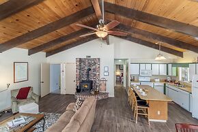 Maple Leaf Lodge 3 Bedroom Home by NW Comfy Cabins by RedAwning