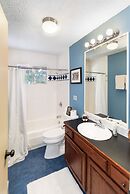 Maple Leaf Lodge 3 Bedroom Home by NW Comfy Cabins by RedAwning