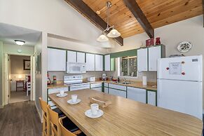 Maple Leaf Lodge 3 Bedroom Home by NW Comfy Cabins by RedAwning