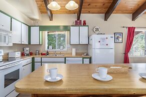 Maple Leaf Lodge 3 Bedroom Home by NW Comfy Cabins by RedAwning