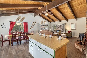 Maple Leaf Lodge 3 Bedroom Home by NW Comfy Cabins by RedAwning