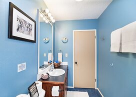 Maple Leaf Lodge 3 Bedroom Home by NW Comfy Cabins by RedAwning