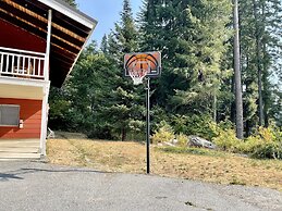 Maple Leaf Lodge 3 Bedroom Home by NW Comfy Cabins by RedAwning