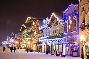 Maple Leaf Lodge 3 Bedroom Home by NW Comfy Cabins by RedAwning