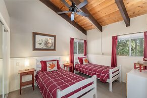 Maple Leaf Lodge 3 Bedroom Home by NW Comfy Cabins by RedAwning