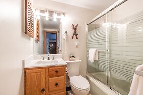 Cozy Seven Springs 1 Bedroom Deluxe Condo with Private Deck by RedAwni