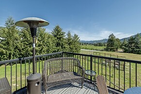 Berg Haus 1 Bedroom Home by NW Comfy Cabins by RedAwning