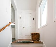 Berg Haus 1 Bedroom Home by NW Comfy Cabins by RedAwning