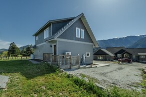 Berg Haus 1 Bedroom Home by NW Comfy Cabins by RedAwning