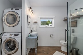 Berg Haus 1 Bedroom Home by NW Comfy Cabins by RedAwning