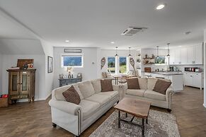 Berg Haus 1 Bedroom Home by NW Comfy Cabins by RedAwning