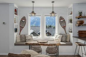 Berg Haus 1 Bedroom Home by NW Comfy Cabins by RedAwning