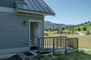 Berg Haus 1 Bedroom Home by NW Comfy Cabins by RedAwning