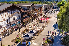 Berg Haus 1 Bedroom Home by NW Comfy Cabins by RedAwning