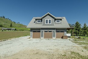 Berg Haus 1 Bedroom Home by NW Comfy Cabins by RedAwning