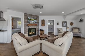 Berg Haus 1 Bedroom Home by NW Comfy Cabins by RedAwning