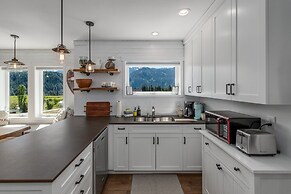 Berg Haus 1 Bedroom Home by NW Comfy Cabins by RedAwning