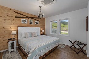 Berg Haus 1 Bedroom Home by NW Comfy Cabins by RedAwning