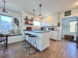 Berg Haus 1 Bedroom Home by NW Comfy Cabins by RedAwning