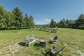 Berg Haus 1 Bedroom Home by NW Comfy Cabins by RedAwning