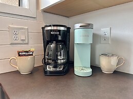 Berg Haus 1 Bedroom Home by NW Comfy Cabins by RedAwning