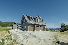 Berg Haus 1 Bedroom Home by NW Comfy Cabins by RedAwning