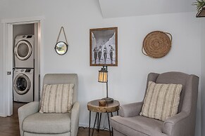 Berg Haus 1 Bedroom Home by NW Comfy Cabins by RedAwning