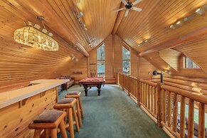 Soaring Pines Lodge 1 Bedroom Home by NW Comfy Cabins by RedAwning