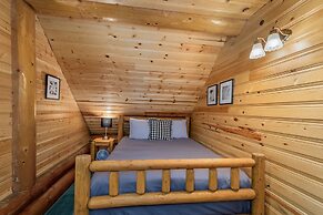 Soaring Pines Lodge 1 Bedroom Home by NW Comfy Cabins by RedAwning