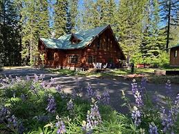 Soaring Pines Lodge 1 Bedroom Home by NW Comfy Cabins by RedAwning
