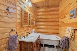 Soaring Pines Lodge 1 Bedroom Home by NW Comfy Cabins by RedAwning