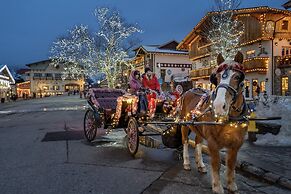 Soaring Pines Lodge 1 Bedroom Home by NW Comfy Cabins by RedAwning
