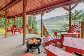 Alpine Lake Escape On Fish Lake 3 Bedroom Home by NW Comfy Cabins by R