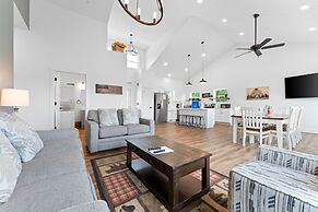 Majestic On Tablerock 5 Bedroom Home by RedAwning