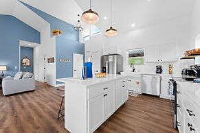 Majestic On Tablerock 5 Bedroom Home by RedAwning