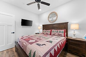 Majestic On Tablerock 5 Bedroom Home by RedAwning