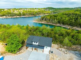 Majestic On Tablerock 5 Bedroom Home by RedAwning