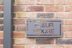 Elliot Oliver - Chic 2 Bedroom Town Centre Apartment