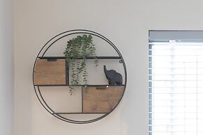 Elliot Oliver - Chic 2 Bedroom Town Centre Apartment