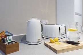 Elliot Oliver - Chic 2 Bedroom Town Centre Apartment