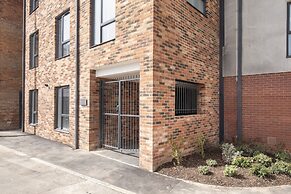 Elliot Oliver - Chic 2 Bedroom Town Centre Apartment