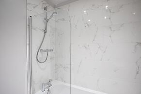 Elliot Oliver - Chic 2 Bedroom Town Centre Apartment