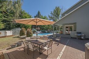 All Seasons Getaway 4 Bedroom Home by NW Comfy Cabins by RedAwning