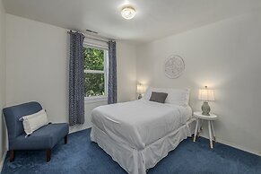 All Seasons Getaway 4 Bedroom Home by NW Comfy Cabins by RedAwning