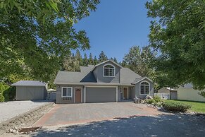 All Seasons Getaway 4 Bedroom Home by NW Comfy Cabins by RedAwning