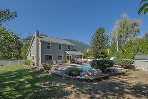 All Seasons Getaway 4 Bedroom Home by NW Comfy Cabins by RedAwning