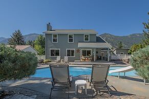 All Seasons Getaway 4 Bedroom Home by NW Comfy Cabins by RedAwning