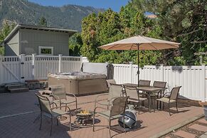 All Seasons Getaway 4 Bedroom Home by NW Comfy Cabins by RedAwning