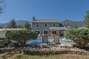 All Seasons Getaway 4 Bedroom Home by NW Comfy Cabins by RedAwning